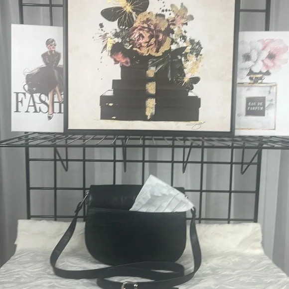 EUC VINTAGE NAVY LEATHER SHOULDER BAG WITH SHINY GOLD HARDWARE. Adjustable Strap - Picture 5 of 11